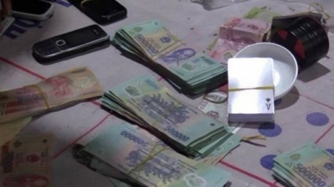 Phó Bí thư cùng Trạm trưởng y tế xã bị bắt khi đang sát phạt nhau trên chiếu bạc