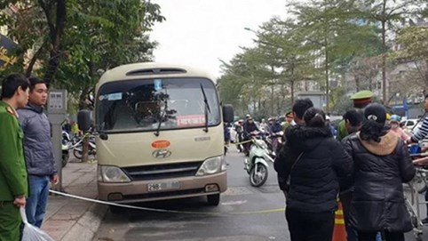 Người đàn ông chết bất thường trong xe tang lễ bên đường Hà Nội