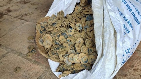 Nóng 24h qua: Đào móng nhà phát hiện 3 hũ tiền hơn 100kg