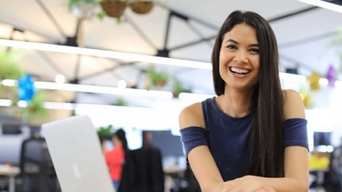 Cô gái bị từ chối 100 lần, khởi nghiệp thiết kế tỷ đô, cứ 33 giây lại có một sản phẩm mới ra đời!