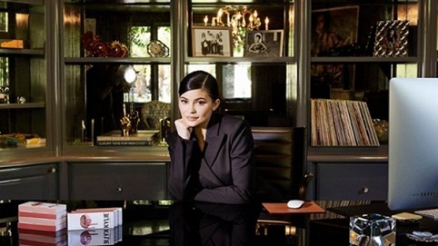 Forbes tước danh hiệu tỷ phú tự thân của Kylie Jenner