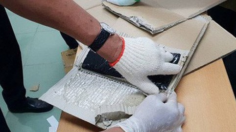 Phát hiện gần 6 kg thuốc lắc giấu trong kiện quà biếu