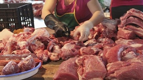 Giá lợn hơi lên cao ngất ngưởng, chợ đầu mối không có hàng