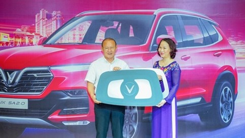 VinFast tặng xe Lux SA2.0 bản cao cấp cho HLV Park Hang-seo
