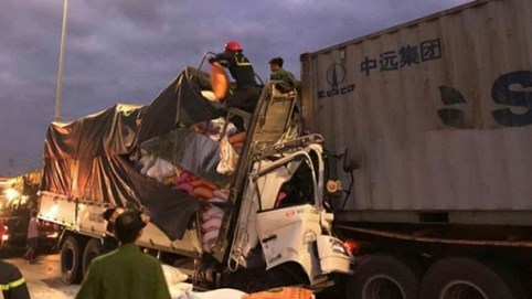Tông vào đuôi xe container, đầu xe tải biến dạng, 3 người tử vong