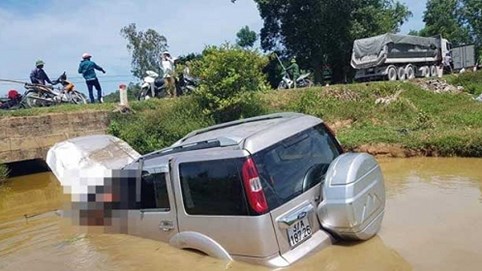 Nóng 24h qua: Xe 7 chỗ cắm đầu xuống vũng nước, 6 anh em thương vong