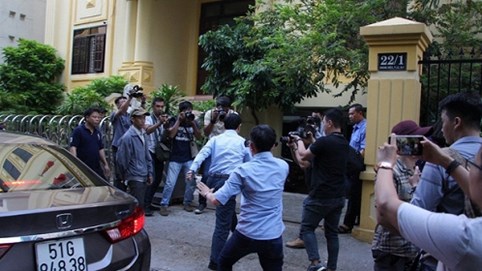 Ông Nguyễn Hữu Linh hốt hoảng chạy vào phòng vệ sinh trốn phóng viên