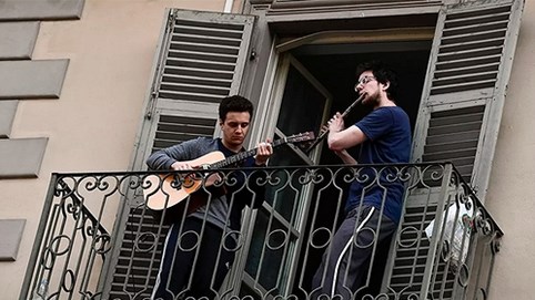 Người Italy đàn hát trên ban công, xua tan nỗi sợ Covid-19