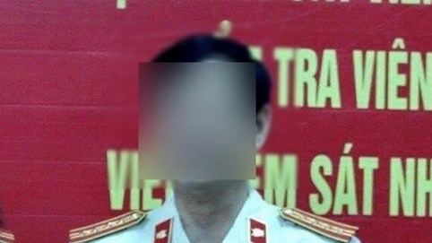 Ông Nguyễn Hữu Linh nhận quyết định khởi tố tại công an quận 4