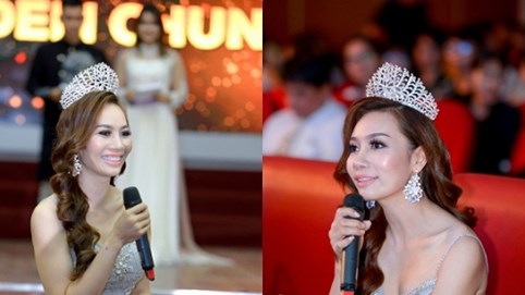 Á hậu Doanh nhân Hoàn vũ 2018 Thúy Anh tự tin ngồi 