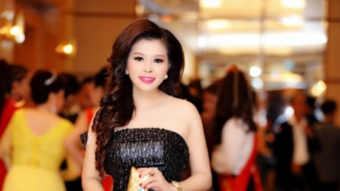 Á hậu Doanh nhân Yến Vân ngồi 