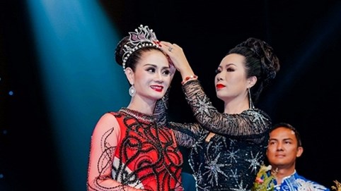 Á hậu Hồng Nhung: 