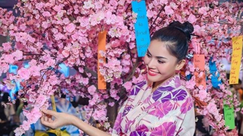 Á hậu Kim Nguyên diện Yukata, đi guốc gỗ đến lễ hội Nhật Bản