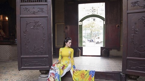 Á hậu Lâm Ngọc Trâm duyên dáng trong tà áo dài mừng Tết Nguyên Đán