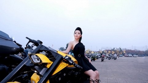 Diễm Nguyễn cá tính bên siêu xe phân khối lớn