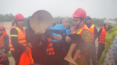 Công an Quảng Nam giúp dân vượt lũ chống lụt