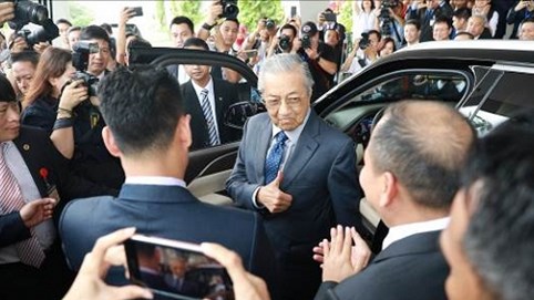 Thủ tướng Malaysia Mahathir Mohamad: “Xe VinFast rất khỏe, thiết kế đẹp, êm như xe điện”