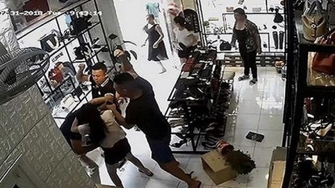 Nhắc nhở ô tô chắn cửa hàng, bố con chủ quán bị đánh dã man?