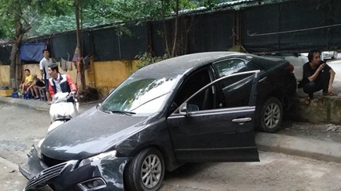Hà Nội: Tài xế lùi xe Camry tông chết người đi xe máy