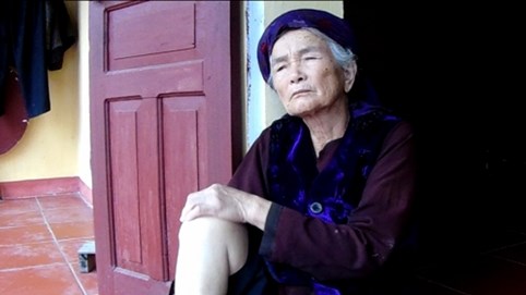 Ai “tiếp tay” đẩy bà cụ gần 90 tuổi ra vành móng ngựa?