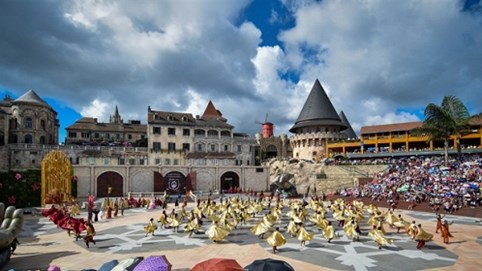 Cận cảnh những phục trang được “đo ni đóng giày” cho Vũ hội Ánh Dương