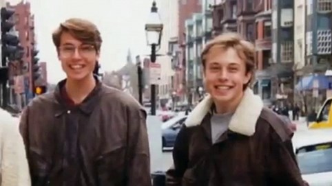 Bị nói “ngậm thìa bạc” từ nhỏ, Elon Musk bức xúc kể lại quãng đời túng quẫn, phải vay nợ để học hành và khởi nghiệp