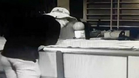 Tên trộm ranh ma khoắng 100 lượng vàng còn ôm luôn camera an ninh