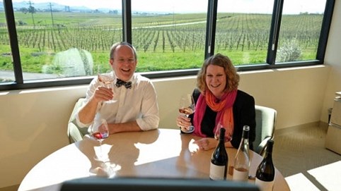 Thú chơi mới trong đại dịch Covid-19: Thưởng thức và đấu giá rượu vang... trực tuyến