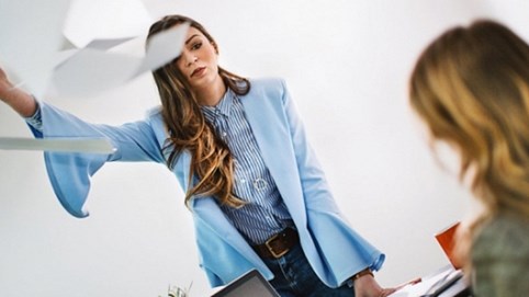 Làm gì nếu nhân viên bị đuổi việc quay lại nói xấu công ty cũ?