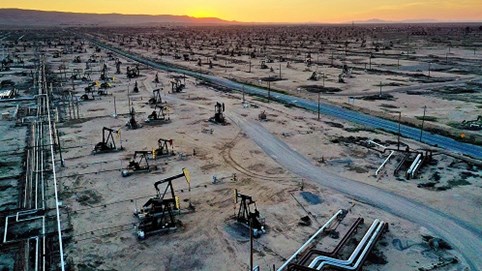 Nguồn cung dư thừa khiến giá dầu mỏ bấp bênh, nhà đầu tư toàn cầu 