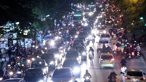 Xe không bật đèn chiếu sáng sau 19 giờ có thể bị tước bằng lái