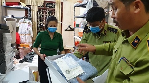Hà Nội: Bắt quả tang công ty Vuvucorp cắt mác Trung Quốc, ngụy tạo nguồn gốc hàng hiệu