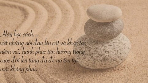 Cát, đá và bài học về sự tha thứ - ai làm được cuộc sống sẽ hạnh phúc gấp bội