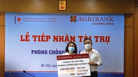 Agribank Láng Hạ tài trợ 200 triệu đồng tặng Bệnh viện Đại học Y phục vụ công tác phòng chống dịch Covid - 19