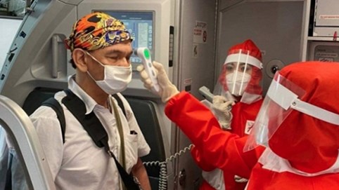 AirAsia ra mắt đồng phục bay chống Covid-19: Trang bị từ đầu đến chân