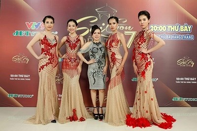 Ấn tượng với thời trang lấp lánh mang tên 