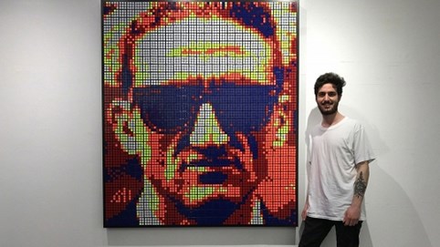 Anh chàng 24 tuổi kiếm được hàng nghìn USD nhờ lắp ráp khối rubik thành bức chân dung nghệ thuật