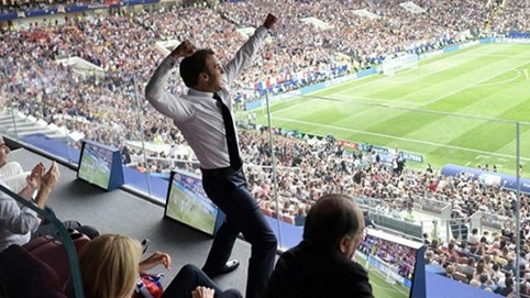 Ảnh Tổng thống Pháp ăn mừng ở World Cup gây sốt