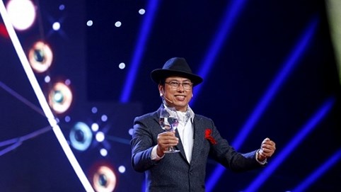 Ảo thuật gia 50 tuổi Ôn Cẩm Hòa chinh phục giám khảo với màn… đâm vợ bằng chông