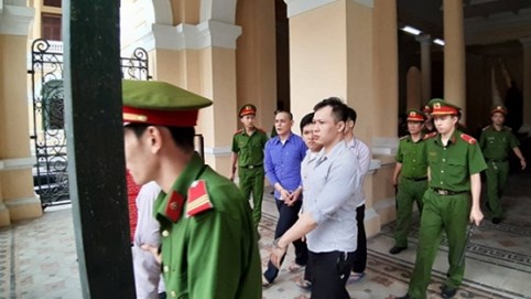 Nhóm cướp táo tợn mặc áo Grab, GoViet