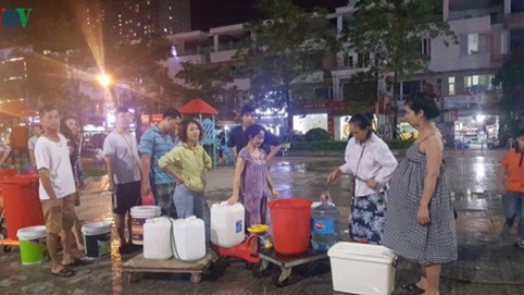 Sau sự cố nước sông Đà, người dân KĐT Tân Tây Đô vẫn “đỏ mắt” chờ nước