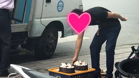 Khách hàng phát hoảng nhân viên Paris Gateaux đặt bánh xuống vỉa hè