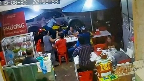 Nóng 24h qua: Khởi tố xã đội trưởng và thuộc cấp đập kính xe biển xanh của Bộ Công an