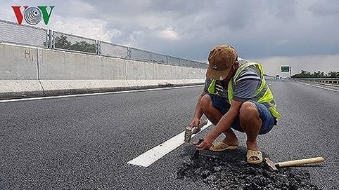 Cao tốc 34.000 tỷ vừa thông xe đã hỏng: Tấm áo vá trị giá tỷ đô