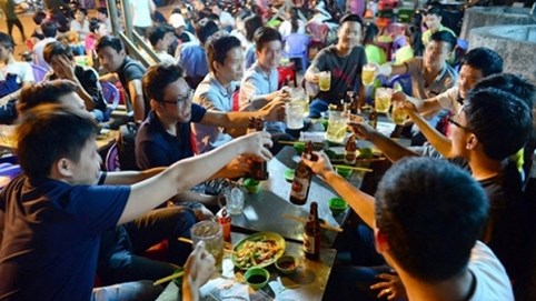 Tết ép người dưới 18 tuổi uống rượu, có thể bị xử phạt?