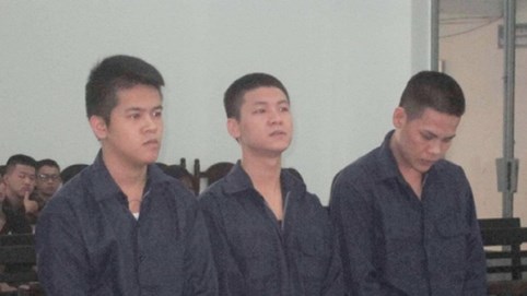 Mượn 2 cây đao, rủ 2 'đồng minh' đi thách đấu bạn nhậu