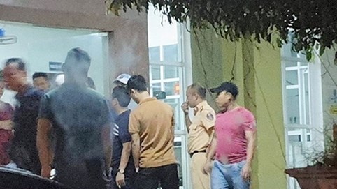 Bắn chỉ thiên giải cứu hai cảnh sát bị vây đánh tại quán karaoke