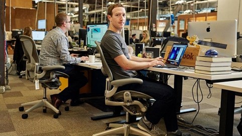 Bàn làm việc của các tỷ phú hàng đầu thế giới có gì đặc biệt?