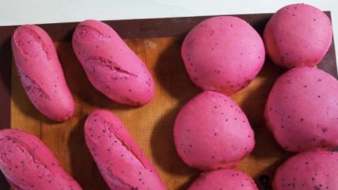 Bánh mì thanh long gây sốt, người xếp hàng dài như mua khẩu trang chống Covid-19