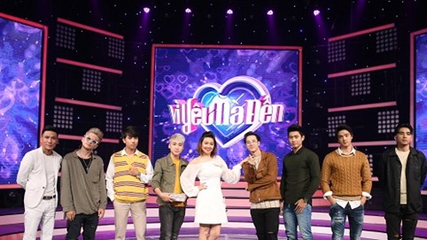 Bảo Kun bị trai đẹp Phí Ngọc Hưng cưỡng hôn lên trán